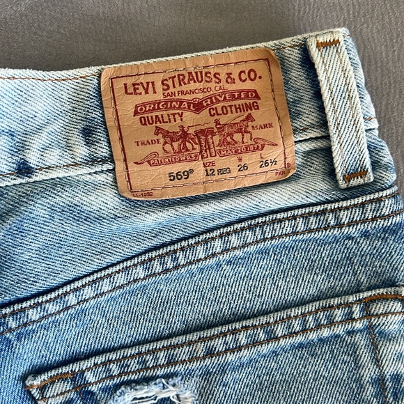 Levi’s Jean Shorts. Size small/xamall 25x26. Color Medium to light wash. - Picture 3 of 4